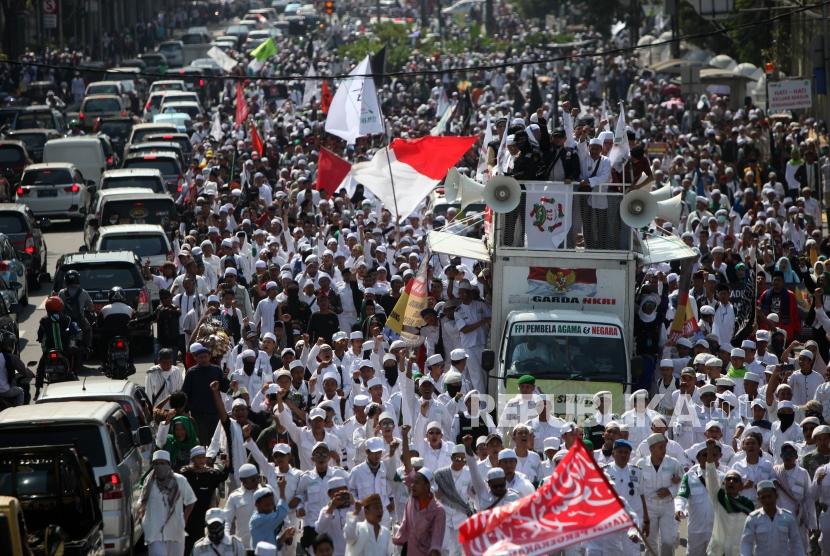 Massa yang tergabung dalam Persaudaraan Alumni 212 berjalan dari Masjid Itiqlal menuju Gedung Bareskrim Polri untuk melakukan aksi unjuk rasa di Jakarta, Jumat (6/7).