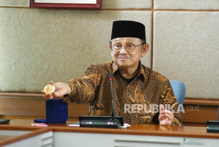 Saat berkunjung ke Gedung Sate tahun 2012, Bacharuddin Jusuf (BJ) Habibie memperlihatkan kion emas miliknya yang dianugerahkan dunia sebagai ilmuwan tingkat dunia.