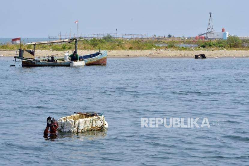 Nelayan mencari ikan didekat gugusan pulau G, perairan Teluk Jakarta, Jakarta Utara, Jumat (28/9).