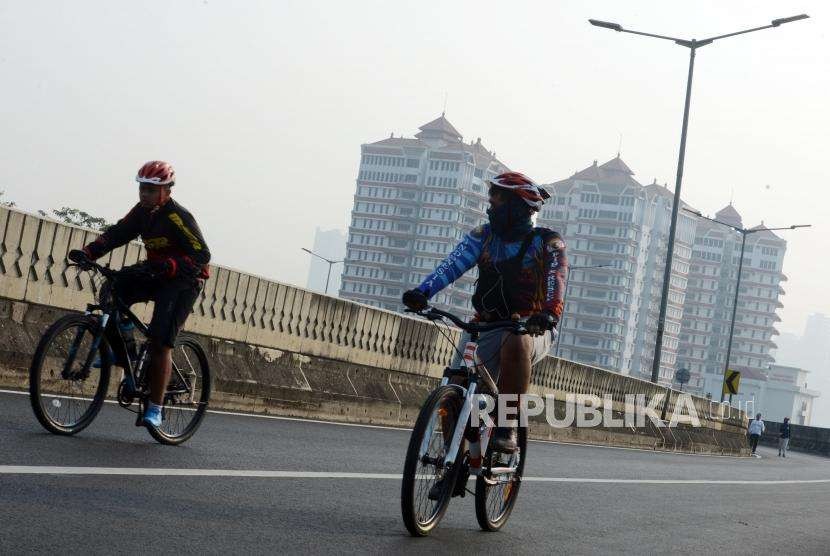 Warga bersepeda saat kegiatan Antasari Sky Sport di Jalan Layang Non Tol (JLNT) Antasari, Kebayoran Baru, Jakarta Selatan, Ahad (12/8).