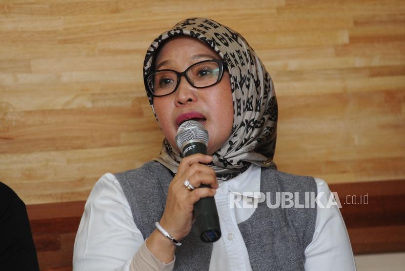 Komisioner Badan Pengawas Pemilu (Bawaslu) RI, Ratna Dewi Pettalo memberikan pendapat dalam acara diskusi di Kode Inisiatif, Jakarta , Ahad (4/2).