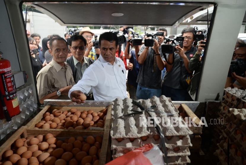 Operasi Pasar Telur Ayam. Menteri Pertanian Amran Sulaeman memeriksa telur ayam ras yang akan disitribusikan untuk operasi pasar di Toko Tani Indonesia Center (TIIC), Jakarta, Kamis (19/7).