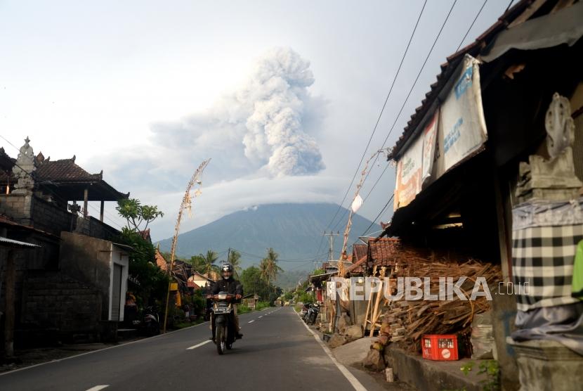 Erupsi Magmatik Masih Terjadi. Erupsi magmatik Gunung Agung terlihat dari Amed, Karangasem, Bali, Selasa (28/11).