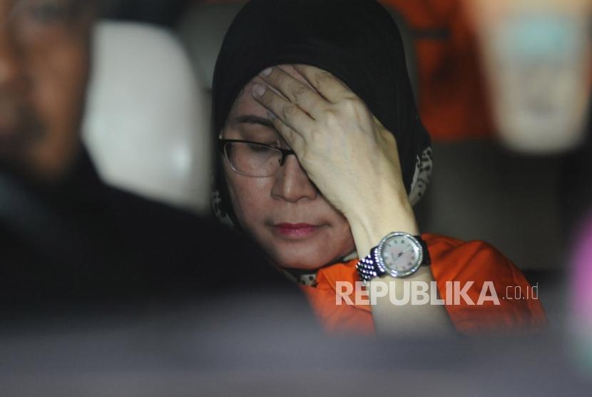 Hakim Pengadilan Negeri (PN) Tangerang Wahyu Widya Nurfitri  yang terjaring operasi tangkap tangan (OTT) mengenakan rompi tahanan  berada dalam mobil tahanan seusai diperiksa di gedung KPK, Jakarta, Selasa (13/3).
