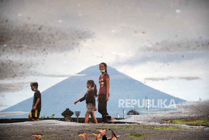 Berkurangnya Asap Sulfatara. Gunung Agung terlihat dari Pantai Jemeluk, Amed, Bali, Ahad (3/12).