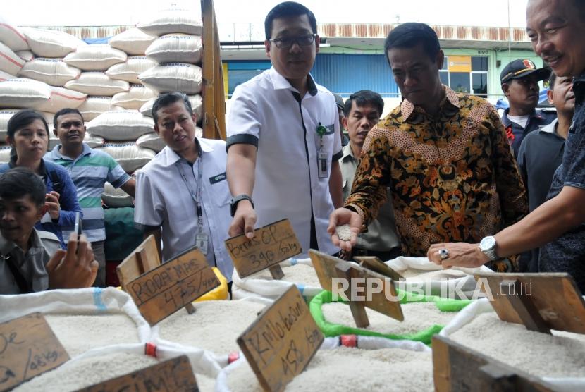Menteri Pertanian Amran Sulaiman berbincang saat melakukan sidak di Pasar Induk Beras Cipinang, Jakarta, Senin (4/12).