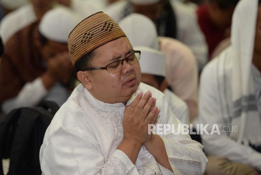 Jamaah  menangis saat mengikuti Dzikir Nasional di Masjid At-tin   Jakarta, Senin (31/12).