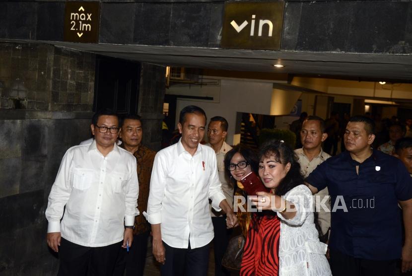 Presiden terpilih Joko Widodo menghampiri relawan usai menghadiri acara pembubaran Tim Kampanye Nasional (TKN) Joko Widodo-Ma'ruf Amin di Jakarta, Jumat (26/7).