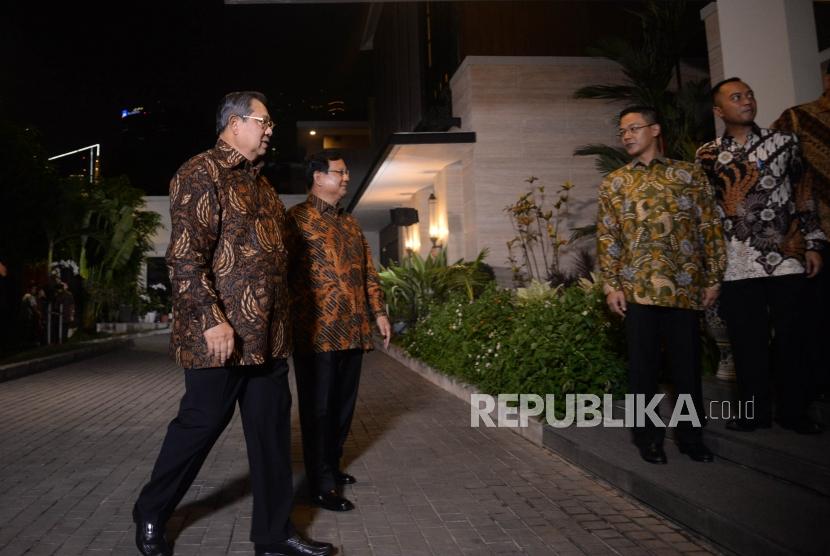 Ketua Umum Partai Demokrat Susilo Bambang Yudhoyono berjalan bersama dengan Ketua Umum Partai Gerindra Prabowo Subianto menyapa wartawan sebelum melakukan pertemuan di Mega Kuningan, Jakarta, Selasa (24/7).
