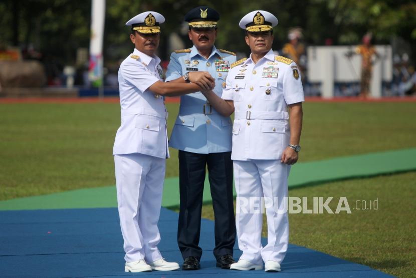 Panglima TNI Marsekal Hadi Tjahjanto (tengah) bersama Pejabat baru Kepala Staf Angkatan Laut (KSAL) Laksamana TNI Siwi Sukma Adji (kiri) dan pejabat lama Laksamana TNI Ade Supandi (kanan) salam komando seusai serah terima Jabatan Kepala Staf Angkatan Laut di Mabes TNI Angkatan Laut, Cilangkap, Jakarta, Senin (28/5).