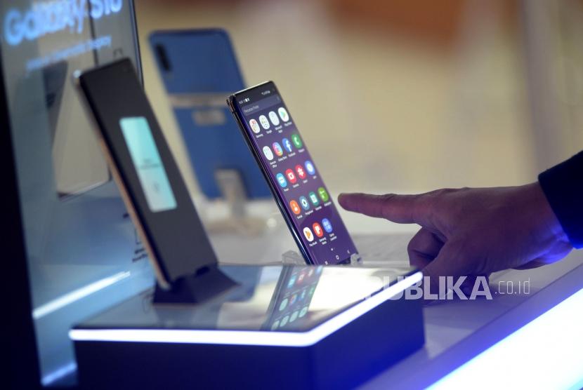 Calon pembeli mencoba Handphone/Smartphone disalah satu gerai di Jakarta, Kamis (7/4).