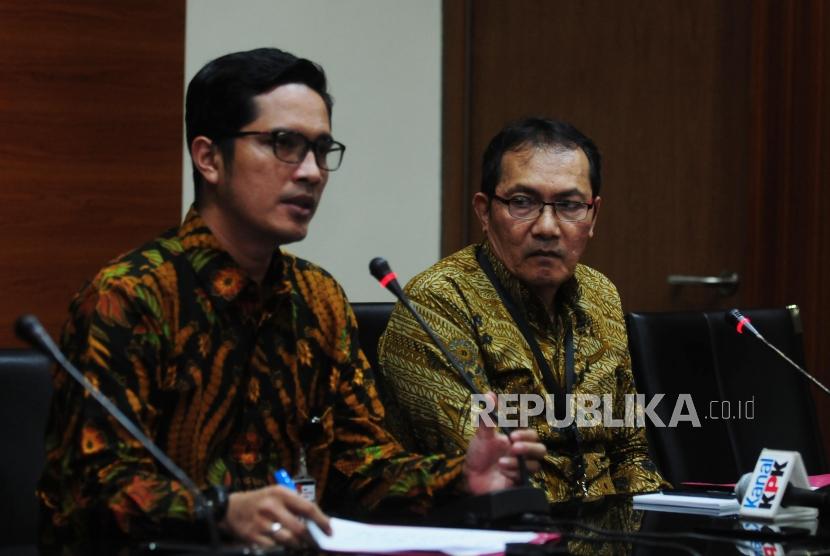 Wakil Ketua KPK Saut Situmorang (kanan) dan Juru Bicara KPK Febri Diansyah memberikan keterangan saat jumpa pers terkait Operasi Tangkap Tangan (OTT) Bupati Labuhanbatu Pangonal Harahap di Gedung KPK, Jakarta, Rabu (18/7).