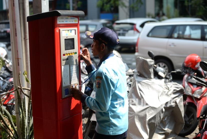 Kenaikan Tarif Parkir Jakarta. Petugas membantu warga menggunakan parkirmeter di Jalan Sabang, Jakarta, Jumat (18/5).
