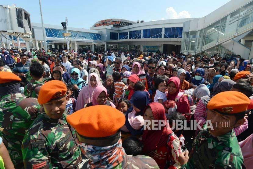 Sejumlah calon penumpang bersiap menaiki pesawat di Bandara Mutiara Sis Al Jufri, Palu, Sulawesi Tengah, Ahad (30/9).