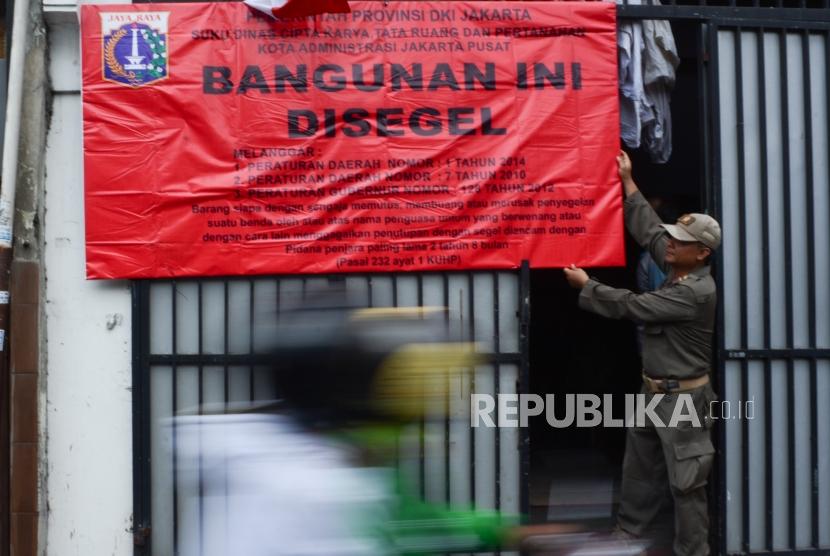 Papan penyegelan terpasang di bangunan indekos ala sleepbox di Jalan Rawa Selatan V, Johar Baru, Jakarta Pusat, Selasa (3/9/2019).