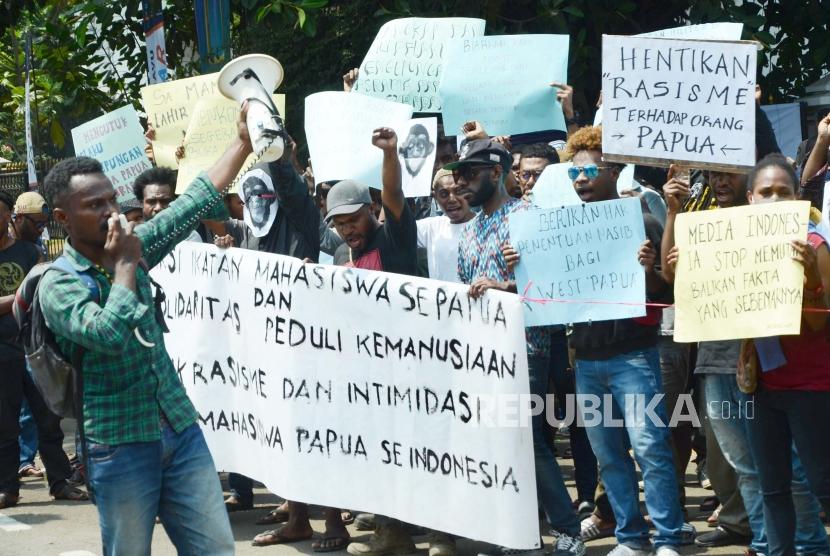 Puluhan mahasiwa Papua yang tergabung dalam Ikatan Mahasiswa se-Tanah Papua dan Solidaritas Peduli Kemanusiaan melakukan aksi damai, di depan Gedung Sate, Kota Bandung, Kamis (22/8).