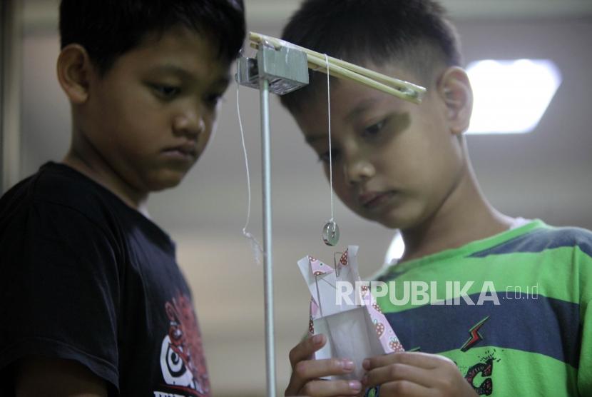 Peserta membuat boneka melayang dengan magnet saat mengikuti kegiatan Fun Science di Kantor Harian Republika, Jakarta, Sabtu (27/1).