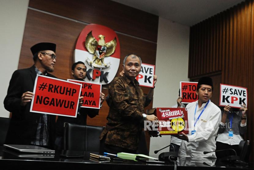 Mantan Ketua KPK M. Jasin bersama Ketua KPK Agus Rahardjo, Ketua PP Pemuda Muhamadiyah Virgo Sulistyo Gohardi (dari kiri) memberikan petisi dukungan secara simbolis usai konferensi pers di Gedung KPK, Jakarta, Selasa (5/6).