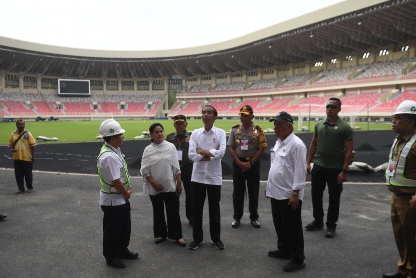Presiden Joko Widodo (tengah) didampingi Ibu Negara Iriana Joko Widodo (kedua kiri) meninjau proses pembangunan Stadion Papua Bangkit di Jayapura, Papua, Senin (1/4/2019).