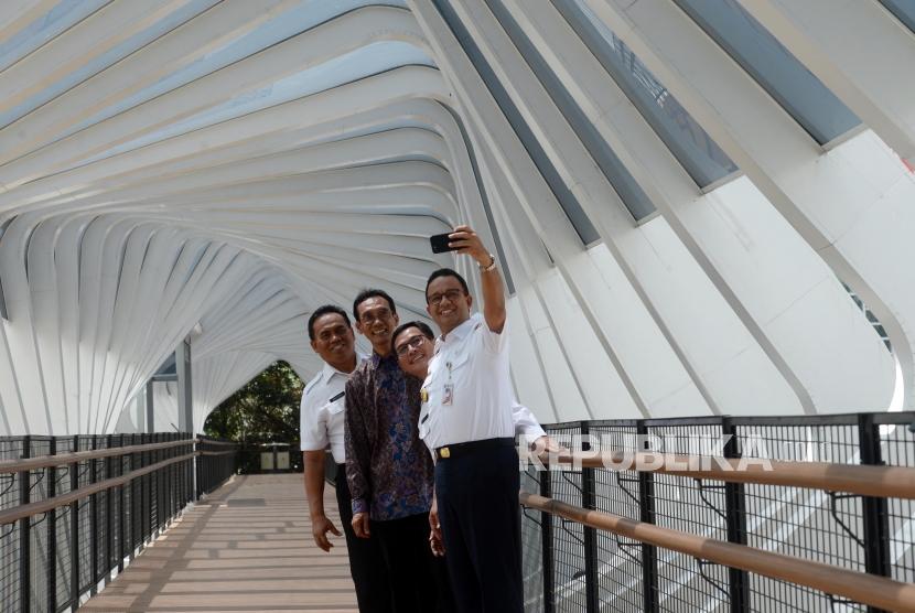  Peresmian JPO. Gubernur DKI Jakarta Anies Baswedan berfoto usai peresmian JPO Gelora di Jalan Jenderal Sudirman, Jakarta, Kamis (28/2).