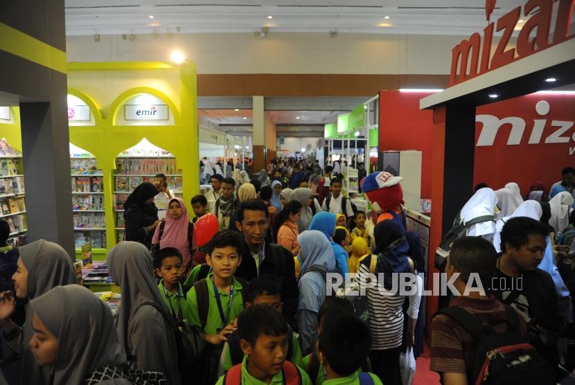 Pengunjung memenuhi Islamic Book Fair ke 17, JCC, Jakarta, Rabu (18/4).