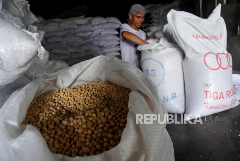 Pekerja merapihkan karung berisi kacang kedelai di sebuah gudang penyimpanan di Jakarta (ilustrasi). Kementerian Pertanian (Kementan) menyatakan telah menyiapkan strategi dalam menggenjot produksi kedelai pada tahun ini.