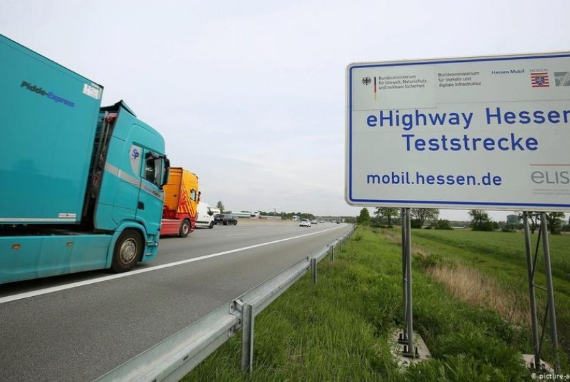 Jerman Pertama Kali Uji Coba Operasi Jalan Tol Listrik 