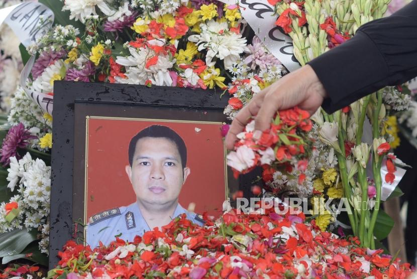 Keluarga korban  menabur bunga usai upacara pemakaman korban jatuhnya pesawat Lion Air PK-LQP  AKBP Sekar Maulana saat pemakaman di TPU Karet Bivak, Jakarta, Kamis (8/11).