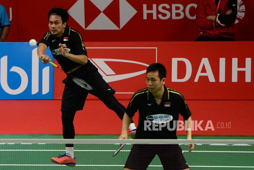 Pasangan ganda putra Indonesia Mohammad Ahsan-Hendra Setiawan mengembalikan kok kearah pasangan ganda putra Malaysia Aaron Chia-Soh Wooi Yik dalam babak pertama Daihatsu Indonesia Master 2019 di Istora Senayan, Jakarta, Rabu (23/1).