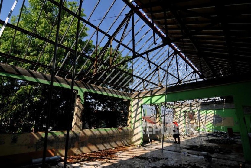 Rehabilitasi Sekolah. Pekerja melakukan perbaikan sekolah yang rusak di SDN 04 Cawang, Jakarta Timur, Selasa (31/10).