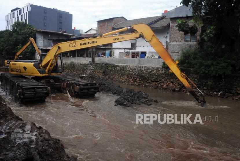 Alat berat mengeruk endapan lumpur di Kali Krukut., Kebayoran Baru, Jakarta Selatan (ilustrasi).