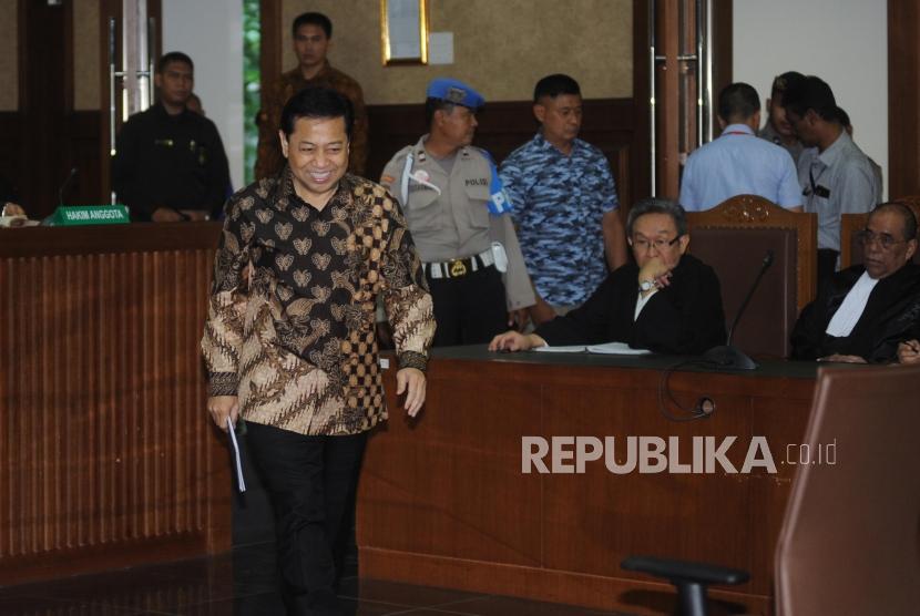 Defendant of e-ID card procurement graft-case, Setya Novanto, smiles when entering Corruption Court room, Jakarta, on Thursday (January 4). 