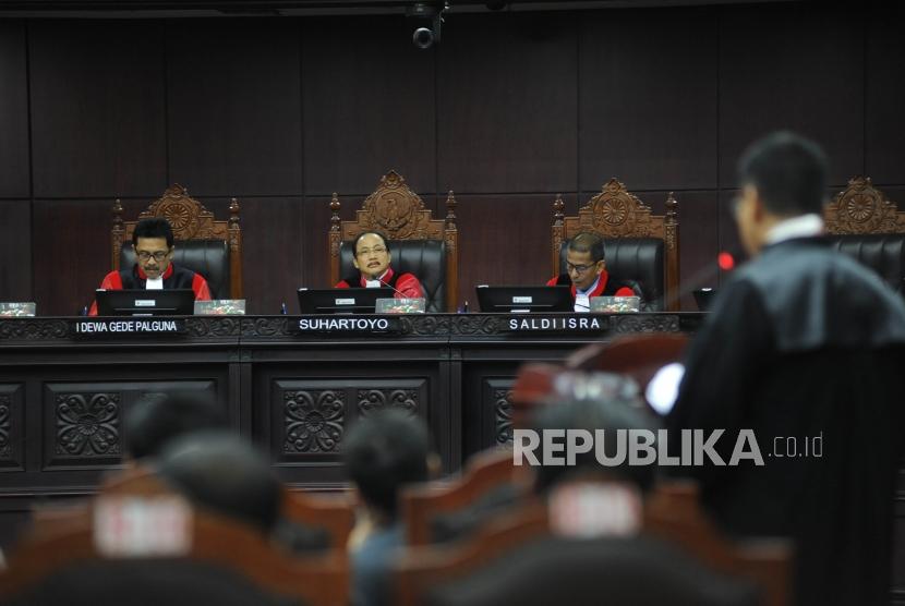 Ketua majelis hakim Mahkamah Konstitusi (MK) Suhartoyo (tengah) bersama hakim MK I Dewa Gede Palguna (kiri) dan Saldi Isra mendengarkan keterangan kuasa hukum pemohon uji materi UU MD3 pada sidang panel pendahuluan di gedung MK, Jakarta, Kamis (8/3).