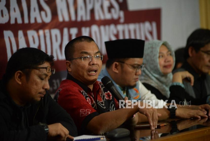 Mantan Wakil meteri Hukum dan HAM Denny Indrayana memaparkan pandangannya saat menjadi narasumber dalam diskusi publik di Jakarta,Selasa (31/7).
