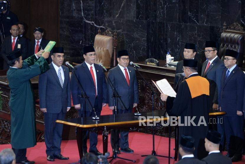 Pelantikan Wakil Ketua MPR. Ketua MPR RI Zulkifli Hasan (tengah) bersama tujuh Wakil Ketua MPR RI menyanyikan lagu Indonesia Raya usai Rapat Paripurna MPR di komplek parlemen senayan, Jakarta, Senin (26/3).