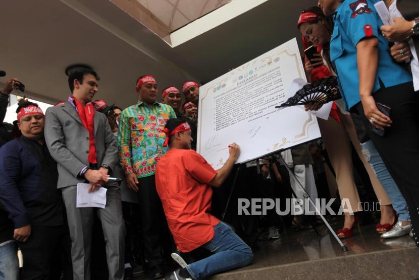 Artis Ramzi melakukan tanda tangan dispanduk deklarasi antinarkoba seusai membacakan naskah di Markas Polres Metro Jakarta Selatan, Jakarta, Kamis (22/2).