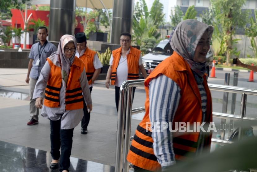 Bupati Bekasi Neneng Hasanah Yasin (kanan) bersama 3 tahanan Komisi Pemberantasan Korupsi (KPK) bersiap menjalani  pemeriksaan sebagai tersangka di  KPK, Jakarta, Jumat (23/11).