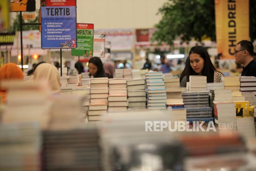 Pengujung melihat-melihat buku saat Big Bad Wolf Book Sale Jakarta 2018 di ICE BSD City, Tangerang, Banten, Rabu (28/3).