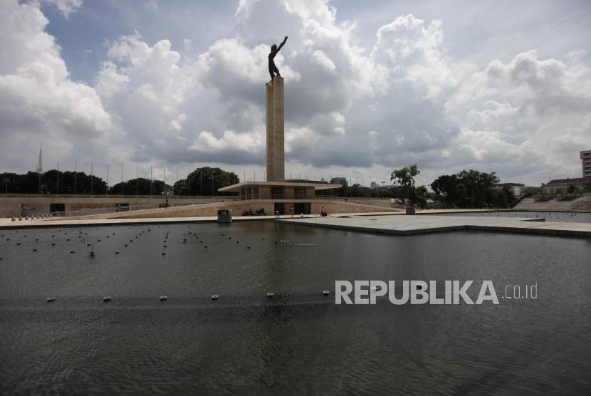Suasana kondisi revitalisasi Lapangan Banteng dalam proses penyelesaian di Jakarta, Ahad (8/4).
