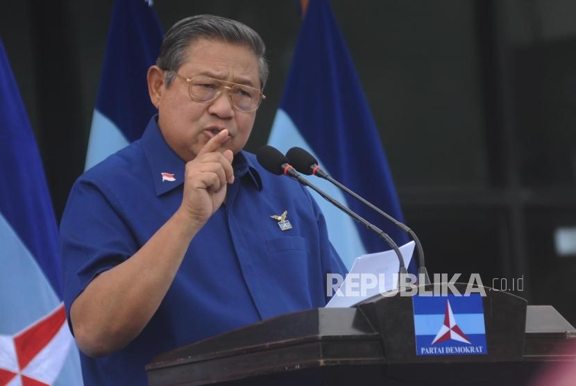 Ketua Umum Partai Demokrat Susilo Bambang Yudhoyono menyampaikan pernyataan politiknya di awal tahun 2018 di kantor Sekretariat DPC Partai Demokrat, Jalan Tegar Beriman, Cibinong, Kabupaten Bogor, Jawa Barat, Jumat (5/1).