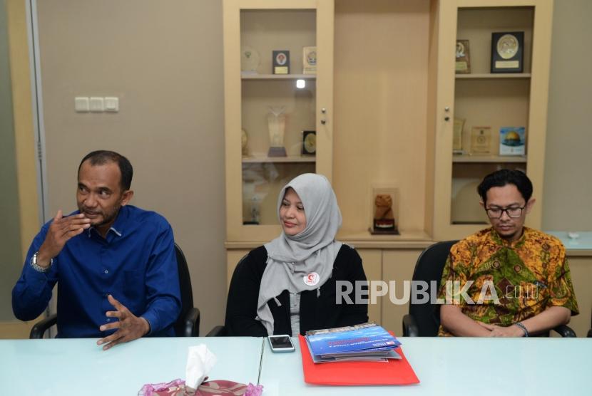 Ketua Presidium Medical Emergency Rescue Committee (MER-C) Sarbini Abdul Murad bersama Head Of Fundraising Division Luly Larissa dan Presidium MER-C Arief Rachman (dari kiri) memaparkan pendapat saat berkunjung ke Kantor Republika, Jakarta, Kamis (9/5).