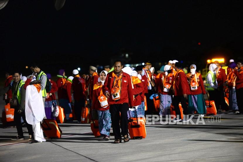 Pemberangkatan Pertama Embarkasi Solo. Jamaah calon haji kloter pertama asal embarkasi Solo memasuki pesawat di Bandara Adi Soemarmo, Boyolali, Jawa Tengah, Ahad (7/7/2019).
