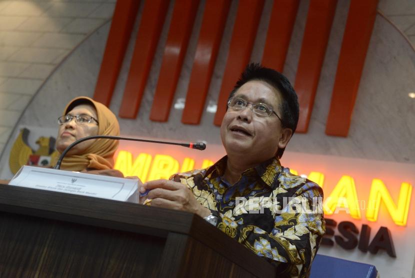 Direktur Bisnis Kecil dan Jaringan Bank Mandiri Hary Gunardi (kanan), Direktur Eksekutif Surveillance Keuangan Bank Indonesia, Sempa AH Sitepu (kiri) memberikan keterangan kepada wartawan saat konferensi pers di Kantor Ombudsman, Jakarta, Senin (29/7).