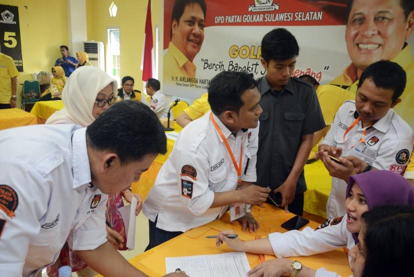 Petugas KPU Sulsel melakukan verifikasi faktual KTP dan KTA pengurus di kantor Golkar Sulsel, Makassar, Sulawesi Selatan, Senin (29/1).
