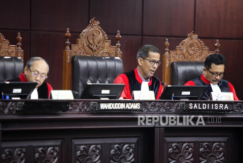 Hakim Mahkamah Konstitusi Saldi Isra (tengah) membacakan putusan. (ilustrasi)
