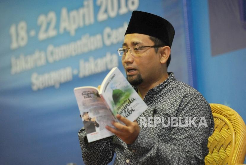 Penulis Habiburrahman El Shirazy memaparkan penjelasan pada kegiatan bedah buku karangannya berjudul Merindu Baginda Nabi pada Islamic Book Fair 2018 di Jakarta Convention Center, Jakarta, Ahad (22/4).