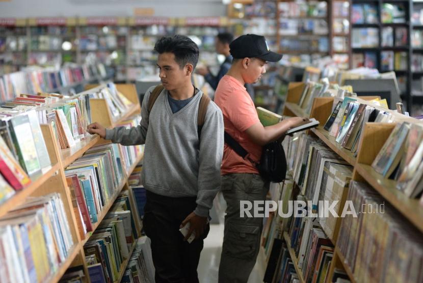 Pengunjung memilih buku di Pasar Buku JakBook, Pasar Kenari, Jakarta, Rabu (1/5).