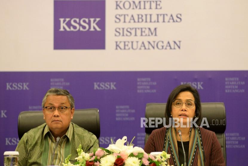 Menteri Keuangan Sri Mulyani Indrawati bersama Gubernur Bank Indonesia Perry Warjiyo memberikan keterangan pers Komite Stabilitas Sistem Keuangan (KSSK) di Kantor Bank Indonesia, Jakarta, Selasa (30/7).