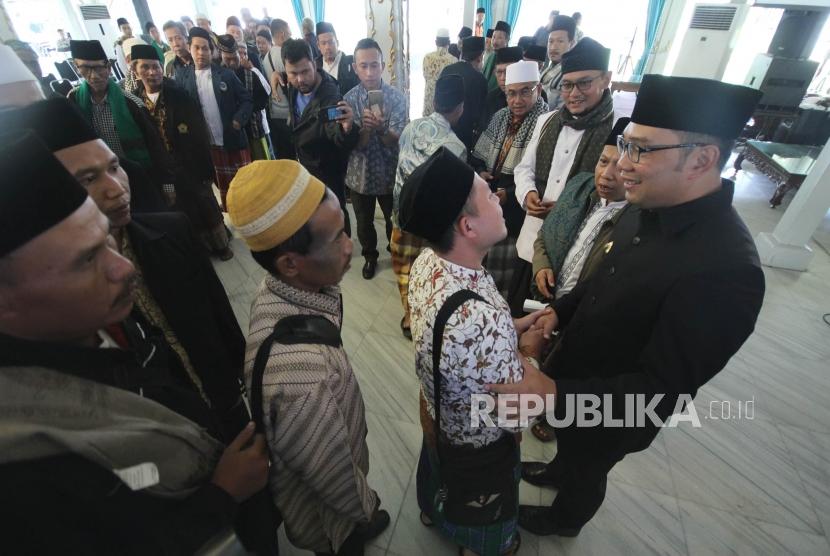 Di Pendopo Kota Bandung, Wali Kota Bandung Ridwan Kamil bersalaman dengan para ulama dari Pantai Utara (Pantura) yang memberikan dukungan untuk maju sebagai Gubernur Jawa Barat, Jumat (22/12).