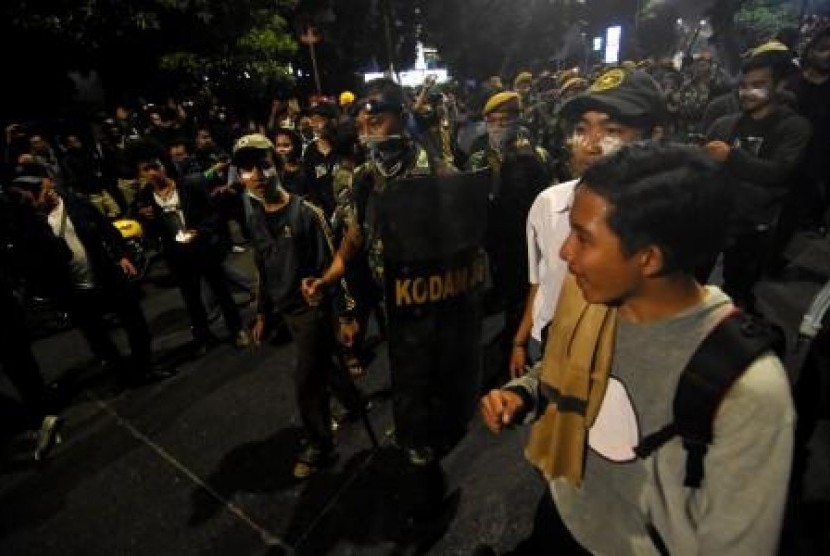  Disdik Jabar telah mengeluarkan imbauan sekolah SMA dan sederajatnya untuk larang siswanya berdemo ke Jakarta